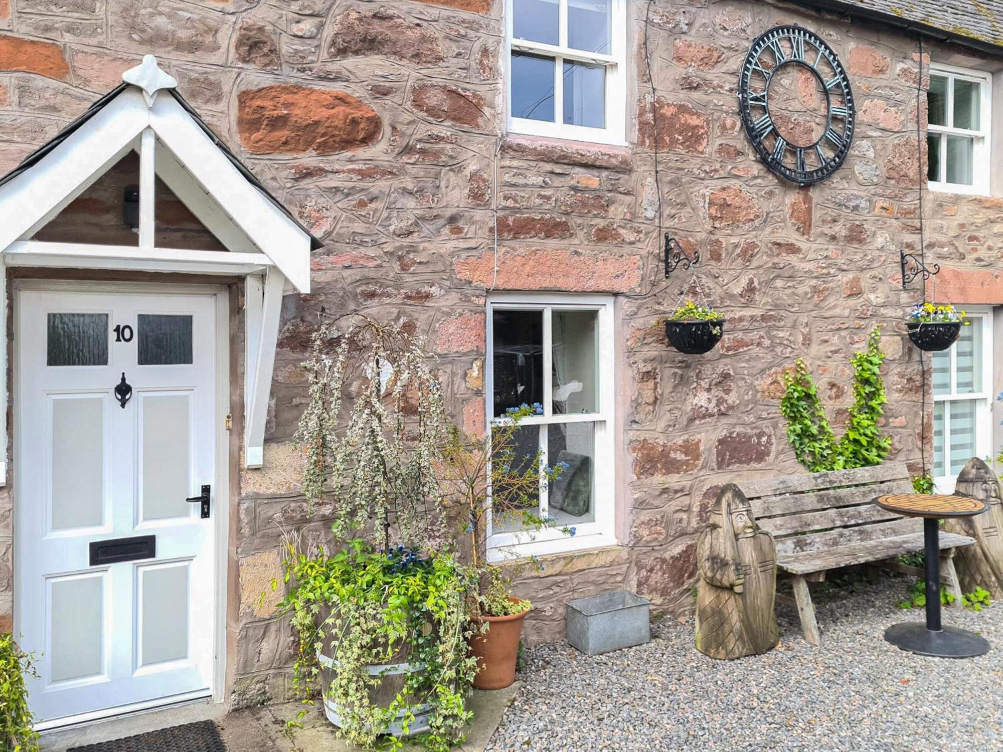Alexander Courtyard Villa Inverness Exteriör bild